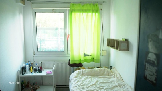 Blick in ein kleines Zimmer mit einem Bett und Fenster. © Screenshot 