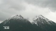 Schneebedeckte Berggipfel der Alpen bei schlechtem Wetter. © Screenshot 