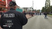 Die HSV-Fans wurden von starken Polzeikräften flankiert © Screenshot 