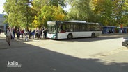 Ein Bus hält an einer Bushaltestelle mit vielen Schulkindern. © Screenshot 