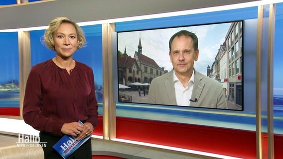 Moderatorin Christina von Saß im Gespräch mit dem Immunologen Jürgen Wienands © Screenshot 