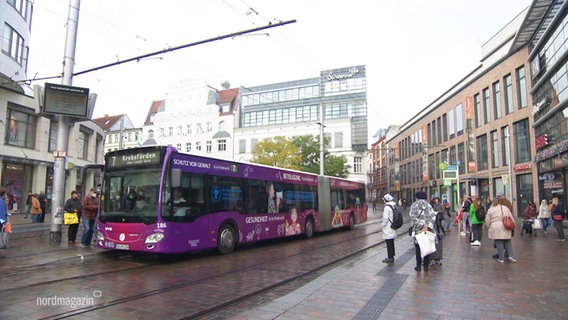 Auf einem größeren Platz in Schwerin mit Straßenbahnschienen steht ein Bus. © Screenshot 