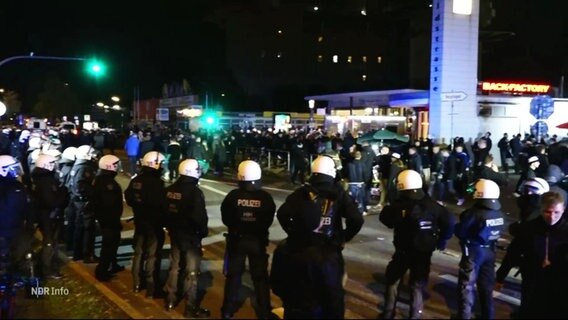 Die Polizei am Bahnhof Feldstrasse © Screenshot 