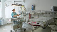 Ein Krankenhauszimmer mit den verschiedenen elektronischen Geräten © Screenshot 