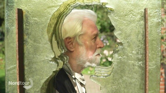 Ein Glaskünstler zeigt sich im Portrait. © Screenshot 