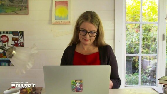 Die Literaturübersetzerin Anna Hörmander Plewka an ihrem Laptop © Screenshot 