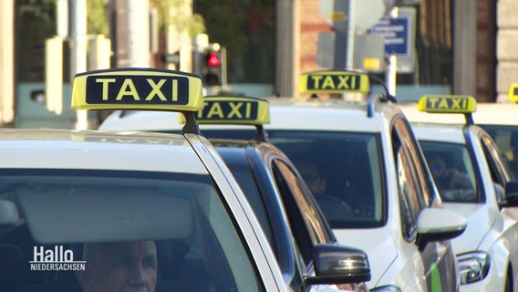 Mehrere Taxis stehen an einem Taxistand. © Screenshot 
