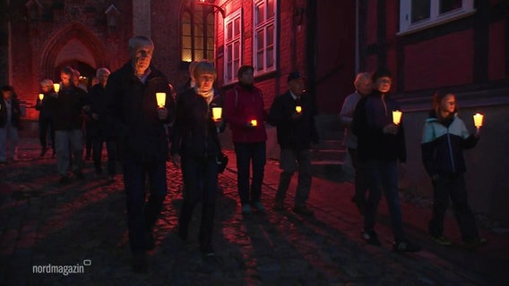 Menschen ziehen mit Kerzen durch die Stadt Waren © Screenshot 