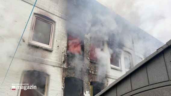 Aus dem Fenster eines Hauses in Flensburg steigt Rauch auf. © Screenshot 