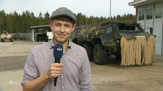 Reporter Dominik Semrau berichtet über Scholz  Besuch bei der Bundeswehr in Osternholz. © Screenshot 