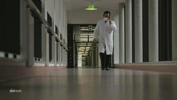 Arzt läuft durch leeren Krankenhausflur. © Screenshot 