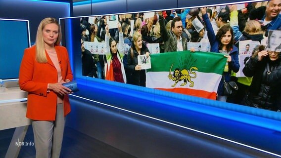 Moderatorin Juliane Möcklinghoff vor einem Beitrag zu den Protesten gegen das Mullah-Regime im Iran. © Screenshot 