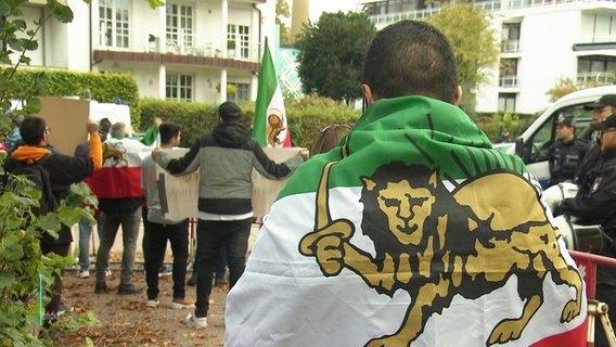 Protestierende gegen das Mullah-Regime im Iran in Hamburg. © Screenshot 