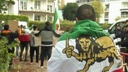 Protestierende gegen das Mullah-Regime im Iran in Hamburg. © Screenshot 