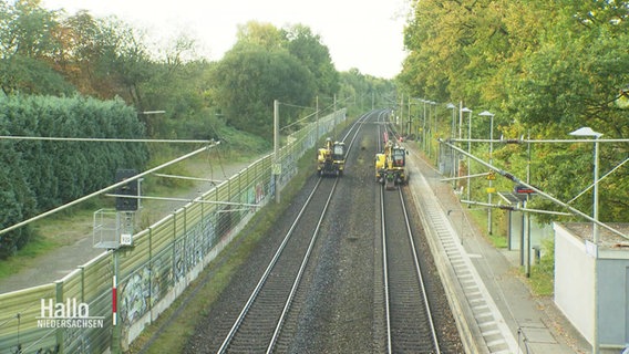 Zwei Bagger sind auf zwei nebeneinander gelegenen Bahngleisen unterwegs. © Screenshot 