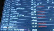 Anzeigetafel der gestrichenden Flüge am Hamburger Flughafen © Screenshot 