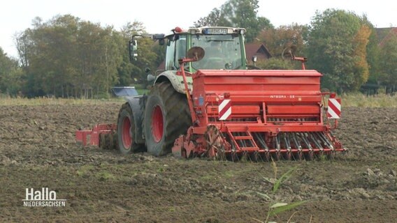 Eine Feldmaschine wird an einem Trecker über einen Acker gezogen. © Screenshot 