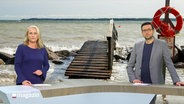 Harriet Heise und Christopher Scheffelmeier moderieren die Abendausgabe des Schleswig-Holstein Magazins vor einem Beitrag über den steigenden Meeresspiegel. © Screenshot 