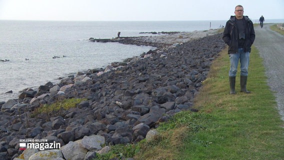 Person steht an der Strandpromenade auf Fehmarn. © Screenshot 