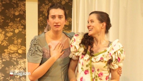 Zwei Schauspielerin während eines Auftritts im Kieler Schauspielhaus. © Screenshot 