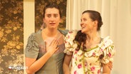 Zwei Schauspielerin während eines Auftritts im Kieler Schauspielhaus. © Screenshot 