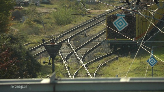 Auf einem Gleis ist ein Güterzug abgestellt. © Screenshot 