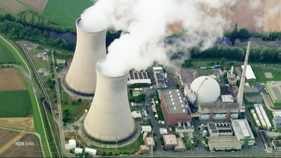 Blick aus der Vogelperspektive auf ein Atomkraftwerk mit zwei prominenten Kühltürmen. © Screenshot 