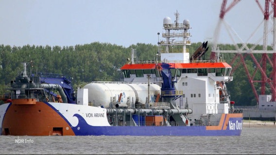 Ein Tankschiff fährt auf der Elbe. © Screenshot 