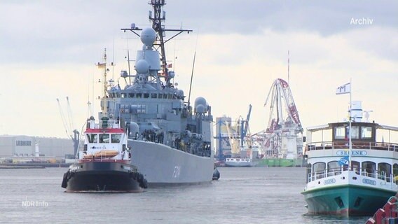 Zwei Schlepper begleiten ein Schiff der deutschen Marine. © Screenshot 