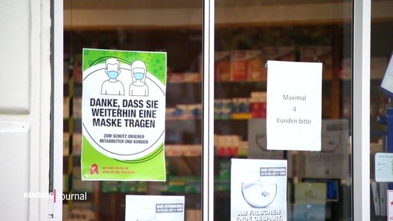 Der Eingang einer Apotheke mit dem Hinweis auf die Maskenpflicht. © Screenshot 