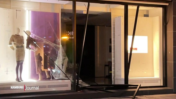 Das zertrümmerte Schaufenster einer Chanel-Filiale. © Screenshot 
