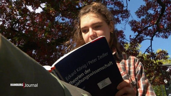 Die Studentin Jara Schulze liest ein Buch. © Screenshot 