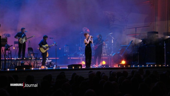 Sängerin ZAZ auf der Bühne in Hamburg. © Screenshot 