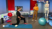 Orthopädin Dr. Doepfer zeigt eine Übung im Studio von Visite. © Screenshot 