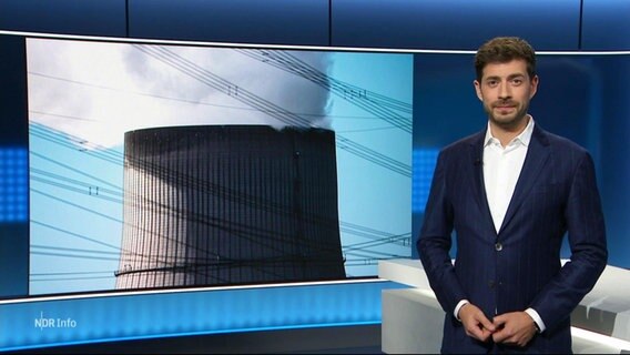 Daniel Anibal Bröckerhoff moderiert NDR Info am 18.10.2022 um 21:45 Uhr. © Screenshot 