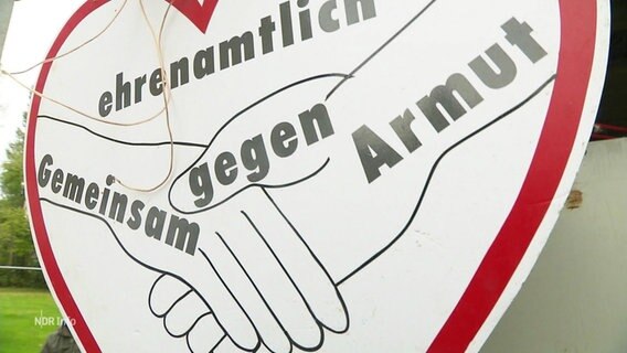 Ein Schild im Form eines Herzens, darauf steht: "ehrenamtlich gemeinsam gegen Armut" © Screenshot 