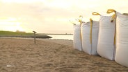 Sandsäcke stehen an der Küste Büsums © Screenshot 