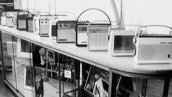 Radios stehen in einem Geschäft © Screenshot 