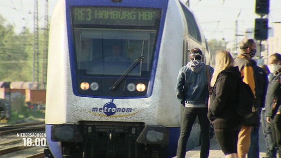 Ein Metronom fährt neben einem Bahnsteig ein. © Screenshot 