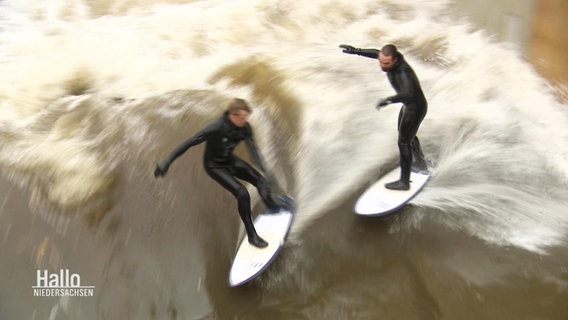 Zwei Männer beim Surfen © Screenshot 