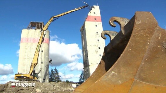 Abrissarbeiten am Getreidespeicher in Leezen. Im Vordergrund ist ein leerer Bagger zu sehen. © Screenshot 