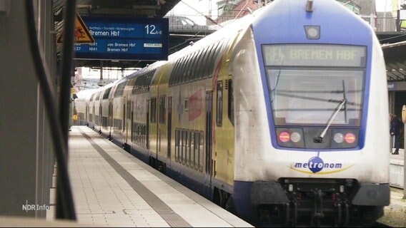 Einfahrender Metronom am Bahngleis. © Screenshot 