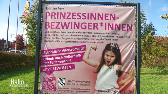 Eine humorvolle Stellenausschreibung zur Erziehungskraft auf einem Werbeplakat. © Screenshot 