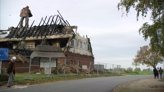 Blick auf ein Reetdachhaus, bei dem der Dachstuhl abgebrannt ist. © Screenshot 