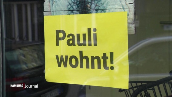 In einem Fenster hängt ein gelber Zettel mit der Aufschrift: "Pauli wohnt!" © Screenshot 