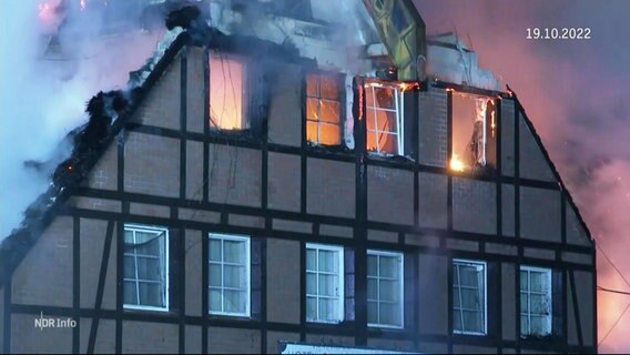 Aus einem Fachwerkhaus schlagen hohe, rauchende Flammen. © Screenshot 