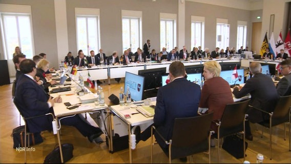 Bei einer Konferenz sitzen die MinisterpräsidentInnen der Länder an einer O-förmigen Tafel. © Screenshot 