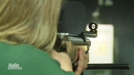 Eine Jungschützin ziehlt mit ihrem Gewehr auf eine Zielscheibe © Screenshot 