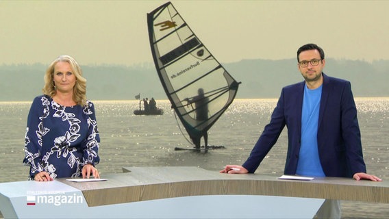 Harriet Heise und Christpher Scheffelmeier modieren das Schleswig-Holstein Magazin. © Screenshot 