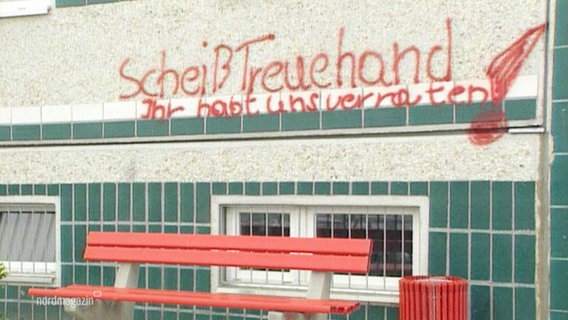 Ein Graffiti in roter Schrift: "Scheiß Treuehand Ihr habt uns verraten!" © Screenshot 